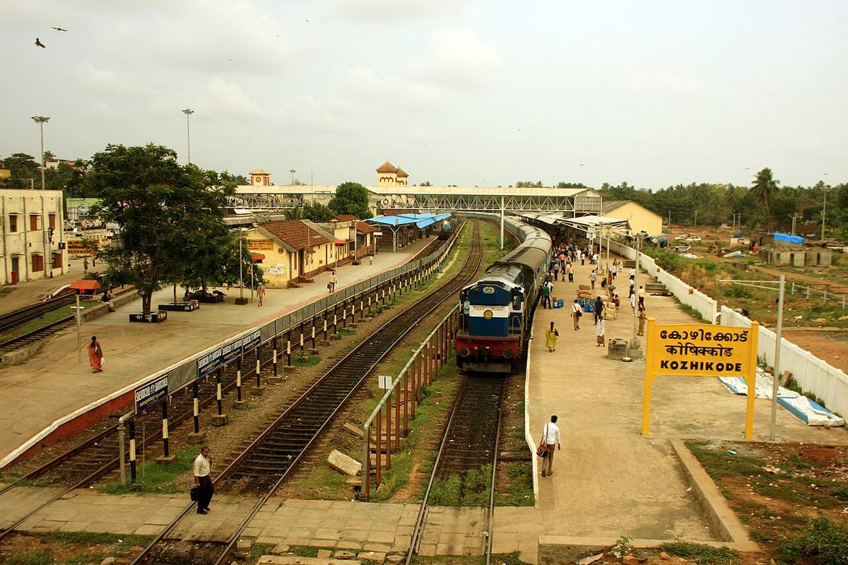 Platforms, canopies and a footbridge at Kozhikode railway station
